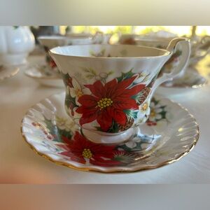 🎄Christmas! ROYAL ALBERT Bone China Teacup & Saucer POINSETTIA made in England